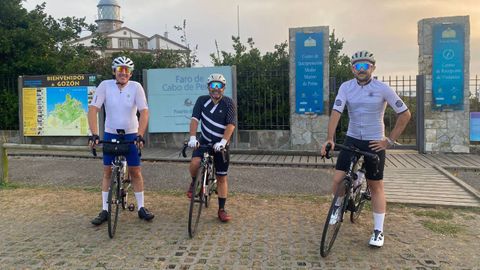 Omar Rodr�guez, J�se Mar�a Rodr�guez y Placido Garc�a durante ruta en bicicleta