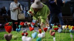 Instalación artística participativa basada en la técnica del yarnbombing. Se encuentra en el jardín de la iglesia Castrense de San Andrés, en A Coruña. 