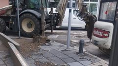 El revent� llen� de tierra y piedras la acera en el cruce entre las calles Roberto Baamonde y Cardenal
