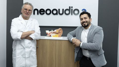 JUAN SU�REZ Y GERARDO BELISARIO SUMAN A�OS DE EXPERIENCIA EN EL SECTOR. RECOMIENDAN UNA REVISI�N AL A�O EN PACIENTES S�NIOR, Y EN LOS J�VENES Y ADULTOS TAMBI�N ES ACONSEJABLE ESTAR VIGILANTES, SEG�N INDICAN, PUES CADA VEZ PROLIFERAN M�S CASOS DE P�RDIDA AUDITIVA EN ESTAS EDADES �SIN QUE LOS CLIENTES SE DEN CUENTA Y EL PROBLEMA GANA TERRENO TERRENO�.