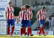 Pav�n, el primero por la derecha, junto a varios compa�eros tras la derrota ante el Huesca.