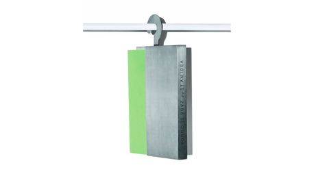 Sarah Andelman x Zara 50 Aniversario. Colgador para Libros. Estante vertical de acero inoxidable y colgador en forma de percha para tu libro actual. Objetos escultóricos que celebran la lectura de manera divertida y estética.