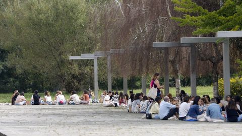 Muchos de los asistentes se decantaron por comer en los exteriores del Palacio de Congresos entre las ponencias matutinas y vespertinas.