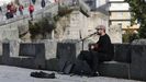 <span lang= gl >Gonzalo Arca cantando na ponte Romana</span>
