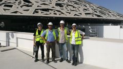 Daniel Su�rez, segundo por la izquierda, durante las obras del Louvre Abu Dhabi 