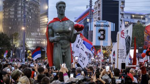 Seguidores de la lista estudiantil portan la estatua The Victor, s�mbolo de la victoria y de la independencia en Serbia