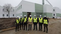 El conselleiro Rom�n Rodr�guez, en el centro del grupo, visit� las obras acompa�ado de t�cnicos de la empresa y del delegado de la Xunta, Gabriel Al�n
