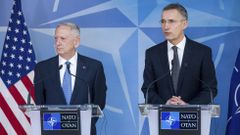 El secretario de Defensa de EE. UU., James Mattis, junto al secretario general de la OTAN, Jens Stoltenberg