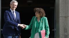 Alfonso Rueda y Goretti Sanmartn se saludan antes de la primera reunin oficial que mantuvieron ambos mandatarios en octubre del ao pasado