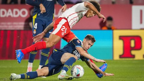 El centrocampista del Espanyol Pol Lozano pelea un bal�n con Axel Witsel, del Girona, en la jornada 7.