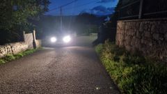 Imagen de una de las paradas actuales de la ruta escolar de los alumnos de O Valadouro que estudian en el IES Alfoz-O Valadouro; en una carretera muy estrecha, sin acera y sin iluminaci�n