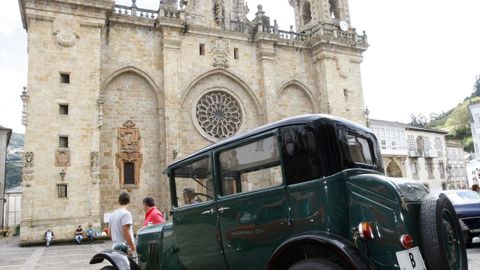 Concentraci�n de veh�culos cl�sicos en Mondo�edo