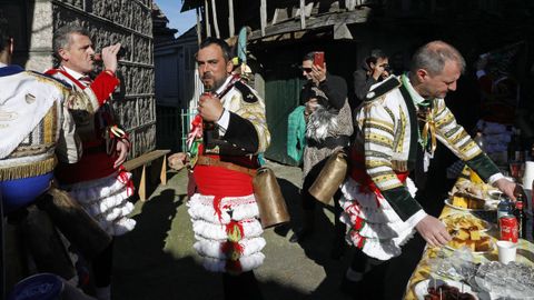 Os felos percorren Maceda.A comitiva co personaxe do entroido visita os pobos do municipio e a Serra de San Mamede