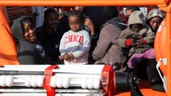 Un barco de Salvamento Mar�timo, a su llegada el s�bado a Motril con 60 migrantes recogidos de una patera en el mar de Albor�n