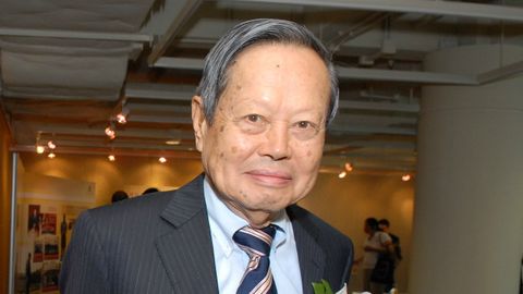 El premio Nobel de Física Yang Chen Ning el año en el que recuperó su ciudadanía china.