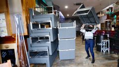 Con los preparativos a medio camino, los bares reabren en Vigo