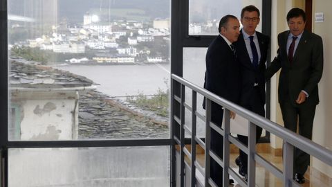 Javier Fernndez, Alberto Nez Feijo y Pablo Junceda, con Castropol al fondo.Javier Fernndez, Alberto Nez Feijo y Pablo Junceda, con Castropol al fondo 