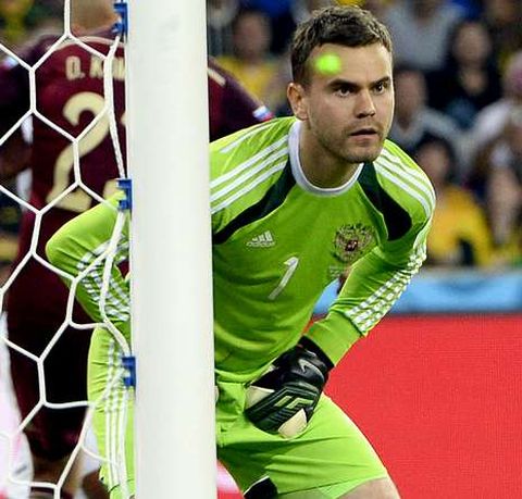 Una luz verde ilumina la frente de Akinfeev antes del gol del empate en el Argelia-Rusia.