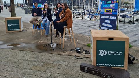 Presentaci�n en el puerto de los artistas que se incorporan al festival