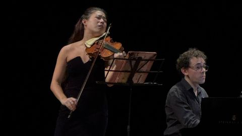 La violinista Claire Wells y el pianista Itai Navon, en el concierto de la Sociedad Filarm�nica en el Tetaro Rosal�a