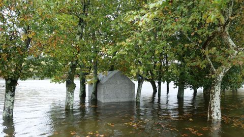 La crecida del Lrez, en Pontevedra, inund la Illa das Esculturas