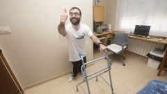 Adri�n dej� la silla de ruedas y ahora camina con un andador. 