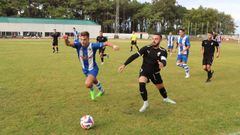 Imagen del partido de ida, en la que Pi�eiro y Aguado disputan una pelota.