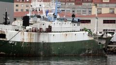 Imagen de archivo de un pesquero abandonado aos atrs en un puerto gallego