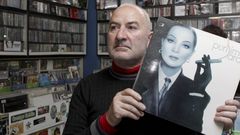 Jaime Manso, propietario de Discos Portobello, con un vinilo de Sara Montiel