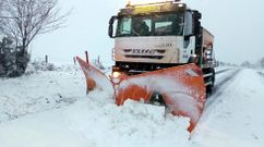 Veh�culo quitanieves de la Diputaci�n de Lugo en la primera nevada del 2016