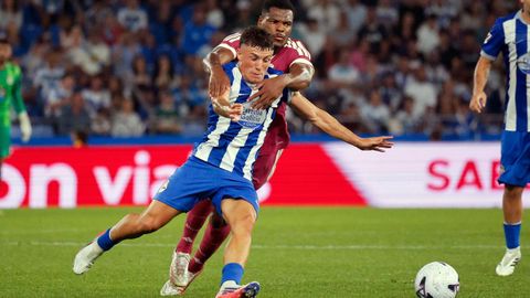 Kevin S�nchez pugna con Dumfries, en el Teresa Herrera contra el Real Madrid