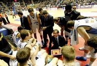 Moncho Fern�ndez da instrucciones a sus jugadores en un tiempo muerto.