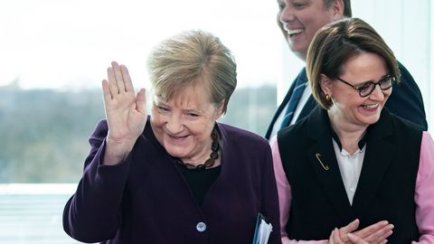 La reacci�n de  Merkel despu�s de que su ministro del Interior le declinara un apret�n de manos por el coronavirus.