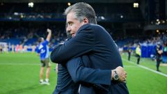 Martn Pelez abraza a Javi Calleja tras el Real Oviedo-Eibar