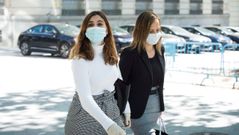 La exasesora de Podemos Dina Bousselham, en la imagen a la izquierda, a su llegada a la Audiencia Nacional el pasado mayo