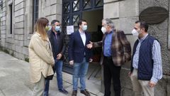 Gonzalo Caballero, en el centro, se reuni� este martes con el equipo de gobierno de Caldas de Reis para analizar las necesidades municipales ante la Xunta y el Gobierno