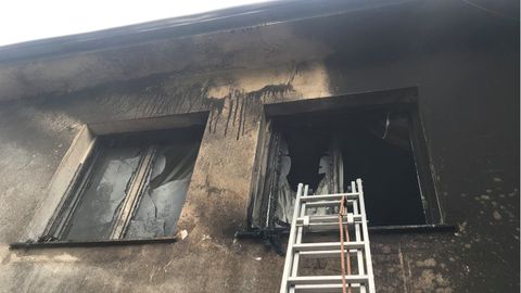 Los Bomberos de Oviedo extinguiendo un incendio en Ciudad Naranco