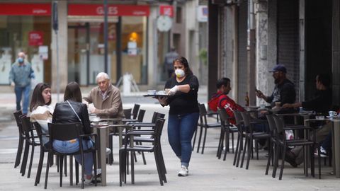 La terraza del Insu��a es la primera que funciona en la calle de A Baldosa