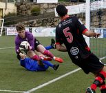 Rub�n Blanco detiene un bal�n al Barbad�s.