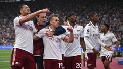 Los jugadores del Arsenal, celebrando el gol de Trossard contra el West Ham.