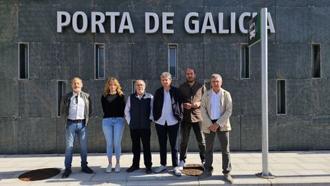 Representantes del PSOE en la estación de A Gudiña.