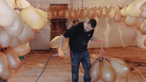 Elaboraci�n de vejigas para el entroido de Xinzo