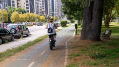 Una mujer circula por un carril bici, en una imagen de archivo