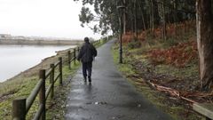 Un vecino pasea por la zona del embalse, en Meicende, donde se crear el gran pulmn verde de Arteixo