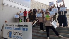Familias del CPR Cristo Rey de Ferrol protestando ante el Consello Escolar de Galicia