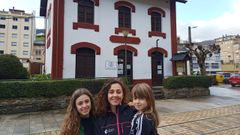 Celtia Traviesas con sus hijas, delante del edificio que hoy es la Oficina de Turismo y fue la casa de la estaci�n donde naci� su padre y fue jefe su bisabuelo