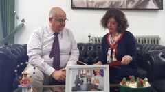El alcalde Juan Carlos Fern�ndez Calder�n, acompa�ado por la directora de la biblioteca municipal y secretaria del jurado del premio, Estrella Claver.