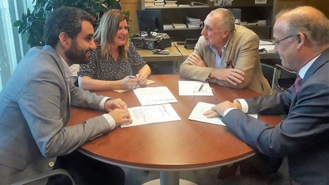 Reuni�n de la alcaldesa de Langre, Carmen Arbes�, con la Consejer�a de Infraestructuras