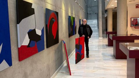 Jacinto Lara, supervisando el montaje de la exposici�n �Escalas fractales�