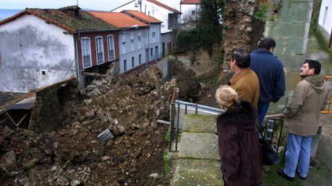 Escombros sobre las casas de la cuesta de Santo Domingo a la ma�ana siguiente del derrumbe de la muralla de Monforte